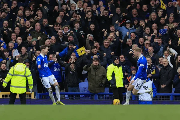 Everton 'dan Jarrad Branthwaite, İngiltere' nin Liverpool kenti Goodison Park 'ta oynanan Premier League maçında Everton Tottenham Hotspur' a karşı 2-2 'lik skoru kutluyor.