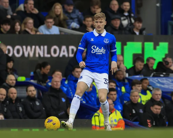 Everton 'dan Jarrad Branthwaite Premier Lig maçında topu geçti Everton, Tottenham Hotspur' a karşı Goodison Park, Liverpool 'da, 3 Şubat 202