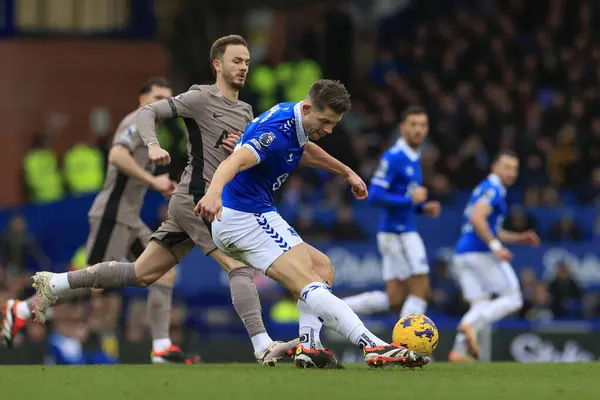 Everton 'dan James Tarkowski, Tottenham Hotspur' dan James Maddison 'un Premier Lig maçı sırasında Everton Tottenham Hotspur' a karşı Goodison Park, Liverpool, Birleşik Krallık 'ta 3 Şubat 202' de izlediği üst sahada topu temizliyor.