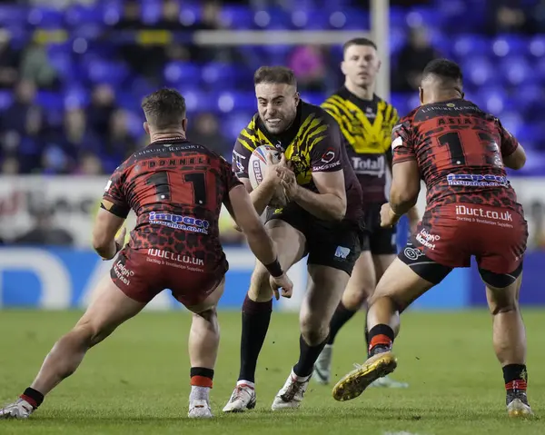 Warrington Wolves 'dan James Harrison, 3 Şubat 2024' te İngiltere 'nin Warrington kentinde oynanan Rugby Ligi Joe Philbin Tanıklık maçı sırasında Leopards takımından Kai ODonnell' da koşuyor.