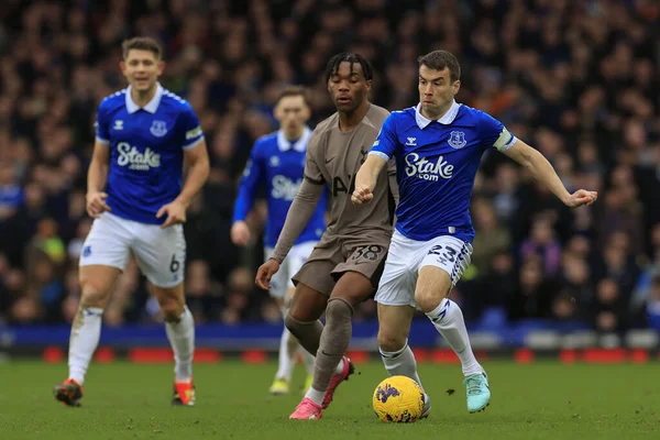 Everton 'dan Seamus Coleman, 3 Şubat 202' de Goodison Park, Liverpool 'da oynanan Premier League maçında topu kontrol ediyor.