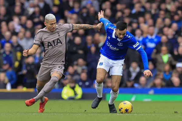 Everton 'dan Dwight McNeil, 3 Şubat 202' de Goodison Park, Liverpool 'da oynanan Premier League karşılaşmasında Tottenham Hotspur' dan Richarlison 'a meydan okudu.