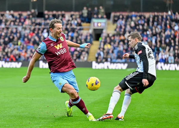 Burnley 'den Sander Berge ve Fulham' dan Timothy Castagne, Premier Lig maçında Burnley Fulham 'a karşı Turf Moor, Burnley, İngiltere, 3 Şubat 202' de oynadılar.