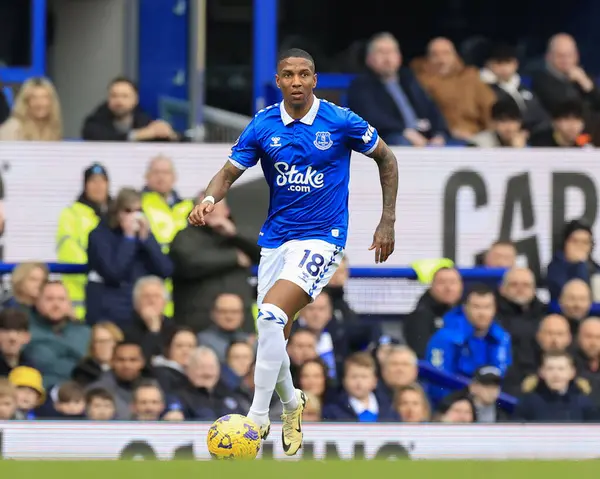 Everton 'dan Ashley Young Premier Lig maçında topu kontrol ediyor. Everton Tottenham Hotspur' a karşı Goodison Park, Liverpool, İngiltere, 3 Şubat 202