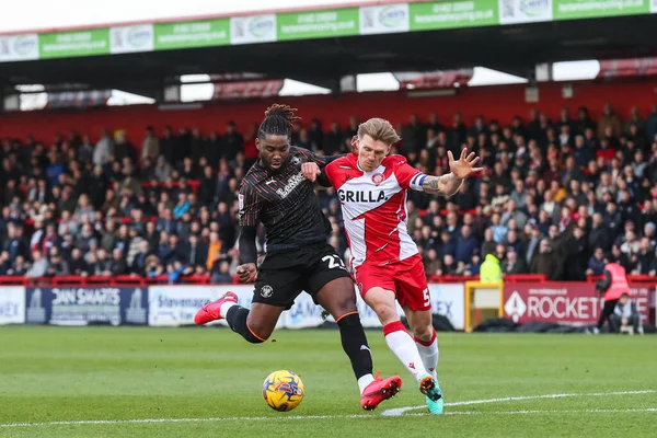 Blackpool 'dan Kylian Kouassi, Stevenage - Blackpool maçında Stevenage - Stevenage maçı sırasında Stevenage maçında Stevenage' den Carl Piergianni 'yi durdurdu.