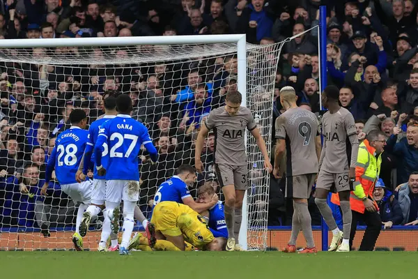 Everton 'dan Jarrad Branthwaite, İngiltere' nin Liverpool kenti Goodison Park 'ta oynanan Premier League maçında Everton Tottenham Hotspur' a karşı 2-2 'lik skoru kutluyor.