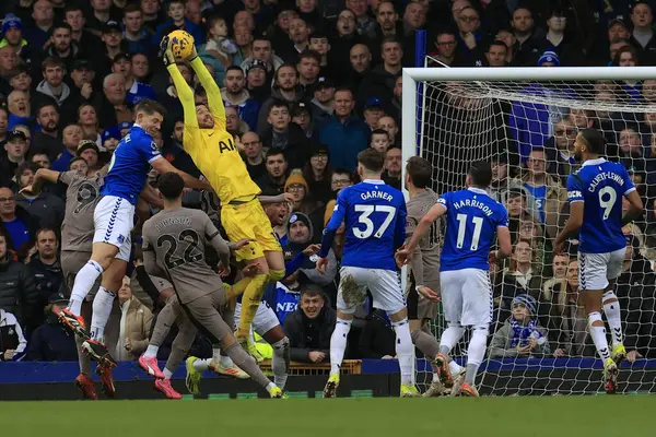 Tottenham Hotspur 'dan Guglielmo Vicario Premier Lig maçında topu yakaladı Everton Tottenham Hotspur' a karşı Goodison Park, Liverpool, İngiltere, 3 Şubat 202