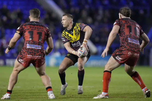 Warrington Wolves takımından Josh Drinkwater, 3 Şubat 202 'de İngiltere' nin Warrington kentinde oynanan Rugby Ligi Joe Philbin Tanıklık maçı sırasında Halliwell Jones Stadyumu 'nda Warrington Wolves, Leigh Leopards' a karşı