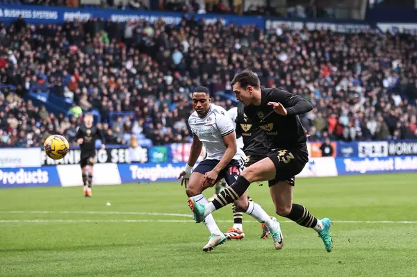 Barnsley 'li Josh Earl, 3 Şubat 202' de İngiltere 'nin Toughsheet Community Stadyumu' nda Bolton Wanderers 'a karşı oynanan 1.
