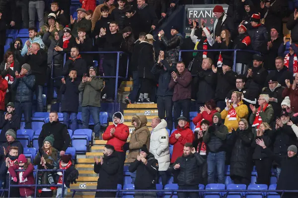 Gezgin Barnsley taraftarları, 3 Şubat 202 'de İngiltere, Bolton' daki Toughsheet Community Stadyumu 'nda oynanan 1.