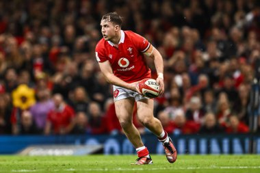 Galler 'den Ioan Lloyd, 3 Şubat 202' de İngiltere 'nin Cardiff kentindeki Principality Stadyumu' nda Galler - İskoçya maçında 2024 Guinness maçında bir çıkış yaptı.