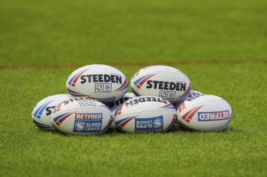 Steven Rugby Baloları 'nın Warrington Wolves, BetFred ve Süper Lig logolarını Rugby Ligi Joe Philbin Tanıklık maçı öncesinde Halliwell Jones Stadyumu, Warrington, İngiltere, 3 Şubat' ta Warrington 'da Warrington' da Warrington Wolves-Leopards maçında göstermesinin genel görünümü.