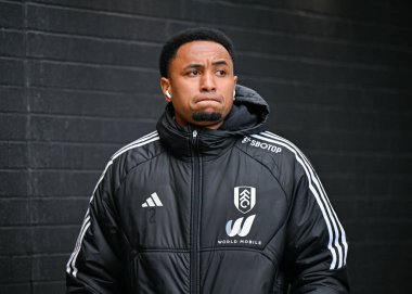 Fulham 'dan Kenny Tete, Premier Lig maçında Burnley Fulham' a karşı Turf Moor, Burnley, Birleşik Krallık 'ta 3 Şubat 202' de maçtan önce geldi.