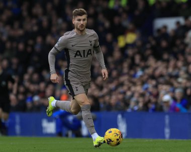 Tottenham Hotspur takımından Timo Werner, İngiltere 'nin Liverpool kenti Goodison Park' ta oynanan Everton Tottenham Hotspur maçında topla koşuyor.