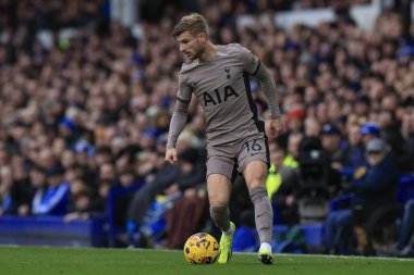 Tottenham Hotspur takımından Timo Werner, İngiltere 'nin Liverpool kenti Goodison Park' ta oynanan Everton Tottenham Hotspur maçında topla koşuyor.