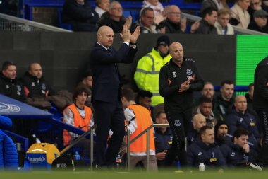 Everton teknik direktörü Sean Dyche, Premier League maçında Everton Tottenham Hotspur 'a karşı Goodison Park, Liverpool, İngiltere, 3 Şubat 202' de saha kenarından takımına tezahürat yapıyor.