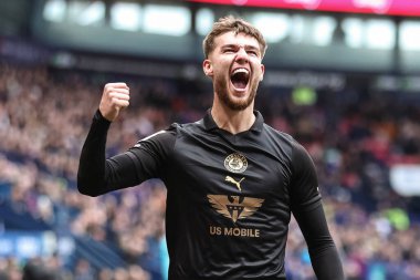 Barnsley 'den John Mcatee, Barnsley' li Devante Cole 'un 3 Şubat 202' de Toughsheet Community Stadyumu 'nda Bolton Wanderers' a karşı oynadığı Sky Bet 1 maçındaki golünü kutluyor.
