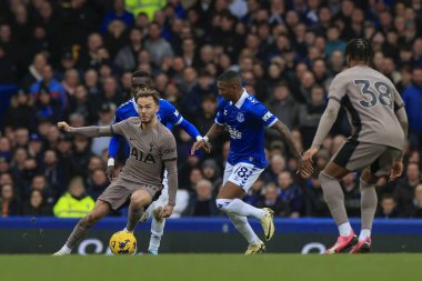 Tottenham Hotspur 'dan James Maddison, Premier League maçında topu geçti Everton, Tottenham Hotspur' a karşı Goodison Park, Liverpool, İngiltere, 3 Şubat 202