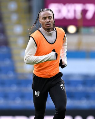 Fulham 'dan Bobby De Cordova-Reid, Premier Lig maçında Burnley Fulham' a karşı Turf Moor, Burnley, İngiltere, 3 Şubat 202 'de ısınıyor.