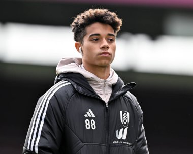 Josh King Premier Lig maçında sahaya çıkmadan önce, Burnley Fulham 'a karşı Turf Moor, Burnley, Birleşik Krallık' ta 3 Şubat 202 'de maçı denetlemektedir.