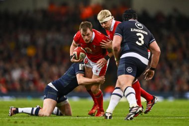 Galler 'den Nick Tompkins 2024 Guinness 6 Milletler İskoçya' ya karşı Principality Stadyumu, Cardiff, İngiltere, 3 Şubat 202 'de oynanan Galler - Galler maçı sırasında İskoçyalı Finn Russell tarafından yenildi.