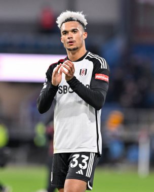 Fulham takımından Antonee Robinson, 3 Şubat 202 tarihinde Burnley 'e karşı Turf Moor, Burnley, Birleşik Krallık' ta oynanan Premier League karşılaşmasında taraftarlarını tam zamanlı olarak alkışladı.