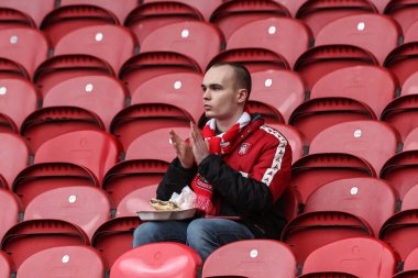 Bir Sunderland taraftarı, takımının 4 Şubat 202 'de Middlesbrough, Middlesbrough, İngiltere' deki Riverside Stadyumu 'nda oynanan Sky Bet Şampiyonası maçında ısınmak için sahaya çıkışını alkışlıyor.