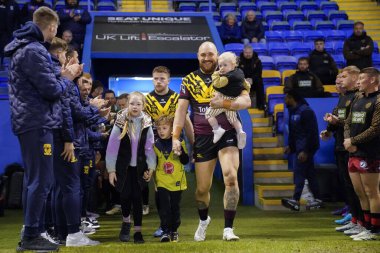 Warrington Wolves takımından Gil Dudson 3 Şubat 202 'de Warliwell Jones Stadyumu, Warrington' da oynanan Rugby Ligi Joe Philbin Tanıklık maçı öncesinde ailesiyle birlikte sahaya çıkıyor.