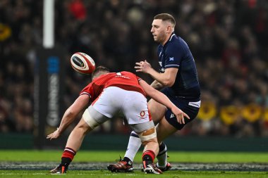 İskoçyalı Finn Russell topu 2024 Guinness 6 Milletin İskoçya 'ya karşı Principality Stadyumu, Cardiff, İngiltere' de 3 Şubat 202 'de oynanan Galler maçında Tommy Reffell of Wales' in mücadelesinden önce indirdi.