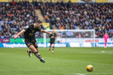 Barnsley 'li Adam Phillips, 3 Şubat 202' de İngiltere 'nin Toughsheet Community Stadyumu' nda Bolton Wanderers 'a karşı oynanan 1.