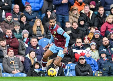 Burnley 'den Lorenz Assignon, Premier Lig maçında Burnley Fulham' a karşı Turf Moor, Burnley, Birleşik Krallık 'ta 3 Şubat 202' de top fırlattı.