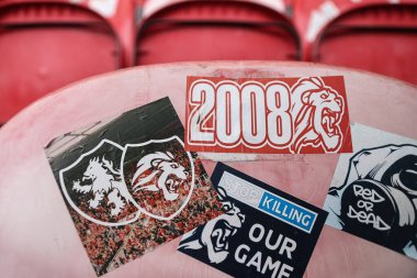 Middlesbrough, Middlesbrough - Riverside Stadyumu, Middlesbrough, Birleşik Krallık 'ta oynanan Sky Bet Şampiyonası maçında taraftar koltuğunda Boro çıkartmaları.