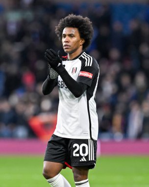 Fulham taraftarı Willian, Premier Lig maçında Burnley Fulham 'a karşı Turf Moor, Burnley, Birleşik Krallık, 3 Şubat 202' de tam zamanlı alkış tutuyor.