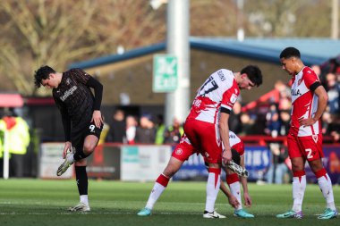 Blackpool 'dan Kyle Joseph, 3 Şubat 202' de Lamex Stevenage, İngiltere 'deki Stevenage-Blackpool maçında ayakkabılarını temizliyor.