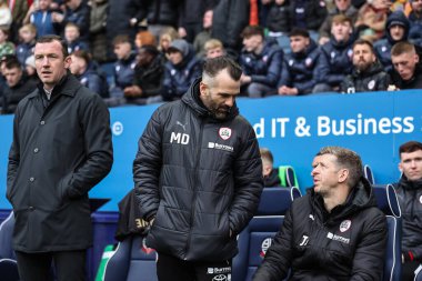 Neill Collins Barnsley (L) teknik direktörü Martin Devaney Barnsley (C) Jon Stead 'in ilk takım koçu Barnsley (R) Sky Bet 1 karşılaşmasında Bolton Wanderers' ın Barnsley 'e karşı Toughsheet Community Stadyumu, Bolton, Birleşik Kingdo
