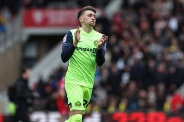 Sunderland 'dan Dan Neil, Middlesbrough - Riverside Stadyumu, Middlesbrough, İngiltere, 4 Şubat 202' de oynanan Sky Bet Şampiyonası karşılaşmasında taraftarları alkışlıyor.