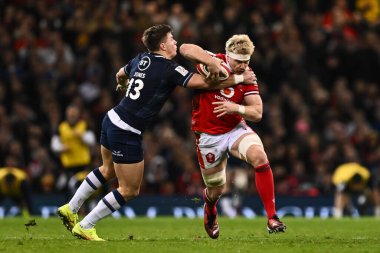 Galler 'den Aaron Wainwright, İskoçyalı Huw Jones tarafından 3 Şubat 202' de Principality Stadyumu, Cardiff, İngiltere 'de oynanan Galler - İskoçya maçında yenildi.