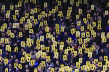 Everton taraftarı Premier Lig maçı öncesinde Everton Tottenham Hotspur 'a karşı Goodison Park, Liverpool, İngiltere, 3 Şubat 202' de protesto kartları ile