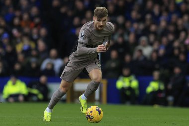 Tottenham Hotspur takımından Timo Werner, İngiltere 'nin Liverpool kenti Goodison Park' ta oynanan Everton Tottenham Hotspur maçında topla koşuyor.