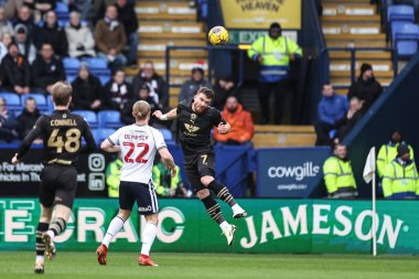 Barnsley 'den Nicky Cadden 3 Şubat 202' de İngiltere 'nin Bolton Stadyumu' nda Bolton Wanderers - Barnsley maçında yüksek topu kazanmak için sıçradı.