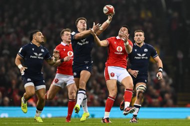 İskoçya 'dan Huw Jones ve Galler' den Owen Watkin top için 2024 Guinness 6 Milletler İskoçya 'ya karşı Principality Stadyumu, Cardiff, İngiltere' de 3 Şubat 202 'de oynanan maçta mücadele ettiler.