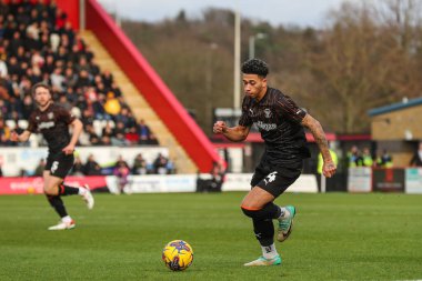 Blackpool 'dan Jordan Lawrence-Gabriel, 3 Şubat 202' de İngiltere 'nin Stevenage-Blackpool stadyumunda oynanan Sky Bet 1 karşılaşmasında sahada.