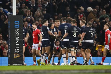 İskoçyalı Duhan van der Merwe, 3 Şubat 202 tarihinde İngiltere 'nin Cardiff kentindeki Principality Stadyumu' nda oynanan 2024 Guinness 6 Milletler Galler - İskoçya maçında yaptığı denemeyi kutluyor.