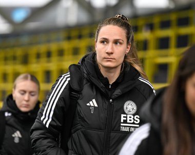 Leicester City Women 'dan Janina Leitzig, 4 Şubat 202' de İngiltere 'nin Joie Stadyumu' nda oynanan FA Bayanlar Bayanlar Süper Ligi karşılaşmasında maçtan önce geldi.