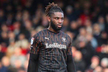 Blackpool takımından Kylian Kouassi 3 Şubat 202 'de İngiltere' nin Lamex Stadyumu 'nda Stevenage ve Blackpool maçında karşılaştı.