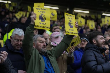 Everton taraftarı Premier Lig maçı öncesinde Everton Tottenham Hotspur 'a karşı Goodison Park, Liverpool, İngiltere, 3 Şubat 202' de protesto kartları ile