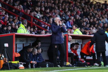 Blackpool teknik direktörü Neil Critchley, 3 Şubat 202 'de İngiltere' deki Lamex Stadyumu 'nda oynanan Sky Bet 1 karşılaşmasında oyuncularına talimat verir.