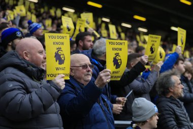 Everton taraftarı Premier Lig maçı öncesinde Everton Tottenham Hotspur 'a karşı Goodison Park, Liverpool, İngiltere, 3 Şubat 202' de protesto kartları ile