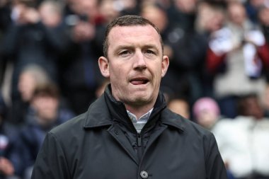 Neill Collins Barnsley 'in baş antrenörü, 3 Şubat 202' de İngiltere 'de oynanan Toughsheet Community Stadyumu' nda oynanan Sky Bet 1 karşılaşmasında Bolton Wanderers ile Barnsley maçına bakıyor.