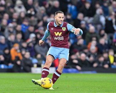 Burnley 'den Josh Brownhill, Premier Lig maçı sırasında Burnley Fulham' a karşı Turf Moor, Burnley, İngiltere 'de 3 Şubat 202' de pas attı.